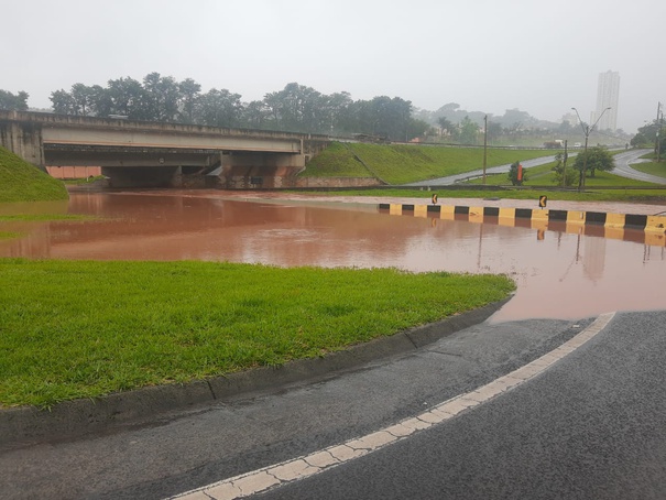 Chuva forte provoca interdições em Ribeirão Preto