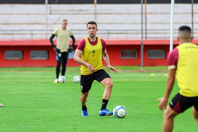 Botafogo enfrenta o Brusque em jogo decisivo para evitar o rebaixamento