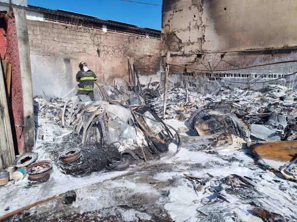 Incêndio atinge madeireira na Avenida Saudade