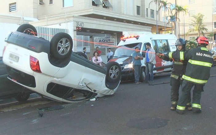 Carro em alta velocidade provoca acidente e capotamento em Ribeirão Preto
