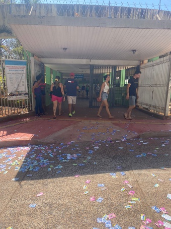 Eleitores flagram santinhos espalhados nas portas dos locais de votação, em Ribeirão Preto