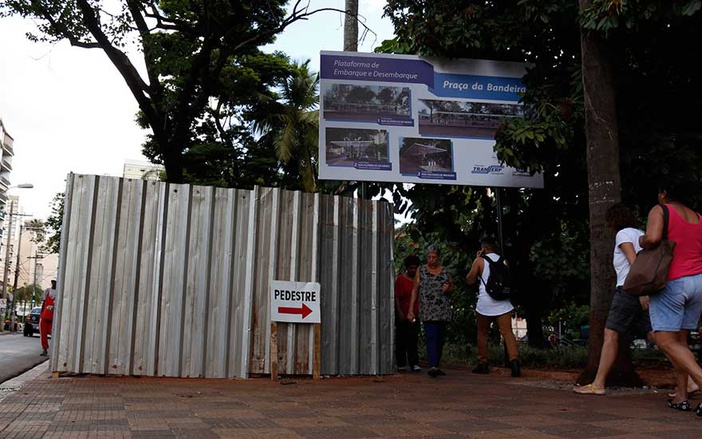 Suspensas, obras da Estação Catedral seguem polêmicas