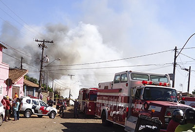 Incêndio destrói depósito de recicláveis