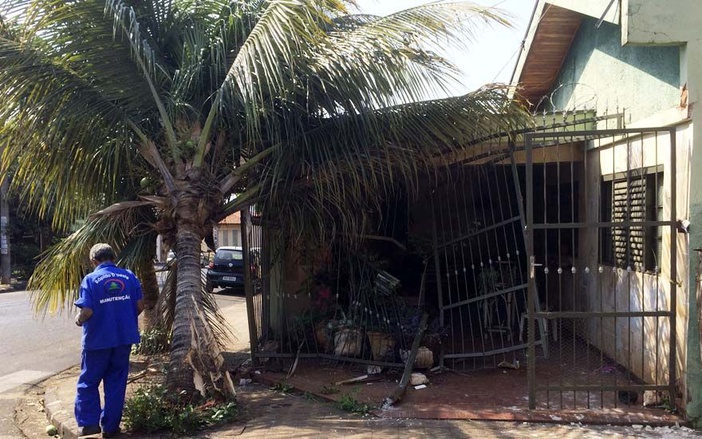 Motorista de ônibus perde o controle em tentativa de assalto e invade casa