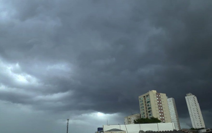Chuva forte deixa pontos alagados e causa estragos em Ribeirão Preto