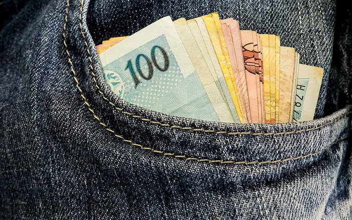 Brasileiros voltam a aplicar e poupança encerra ano positiva