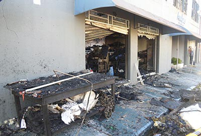 Incêndio destrói fábrica e loja de roupas