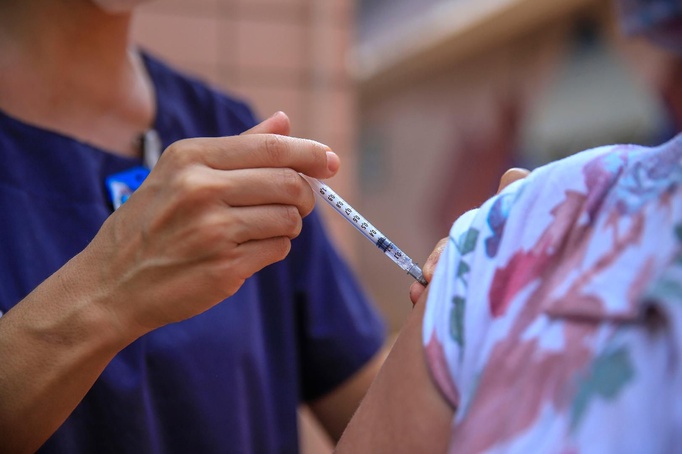 Saúde abre agendamento para a 3ª dose em maiores de 18 anos