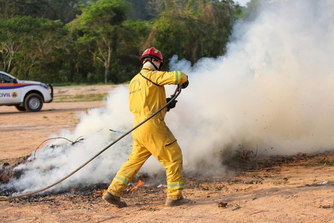 Governo de SP inicia testes com produto que apaga fogo 5 vezes mais rápido que uso de água