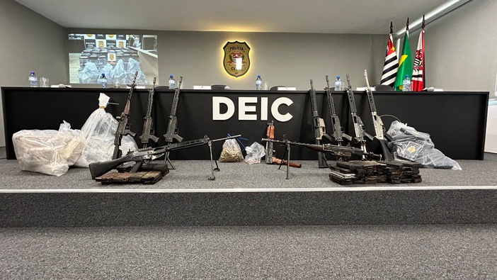 Polícia de SP apreende 10 fuzis de guerra e mais de 1,5 tonelada de cocaína em sítio no interior