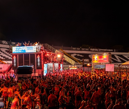 RP Folia resgata tradição de correr atrás do trio elétrico em Ribeirão Preto