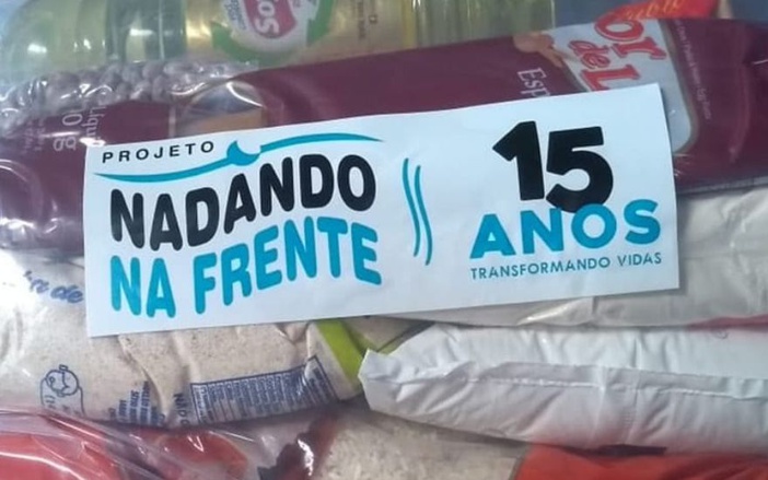 Projeto Nadando na Frente arrecada mantimentos para cestas básicas em Ribeirão Preto