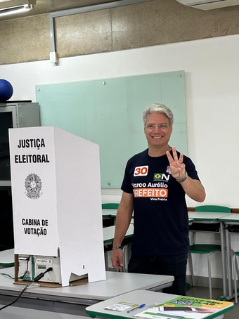 Marco Aurélio (Novo) vota na zona Sul de Ribeirão Preto