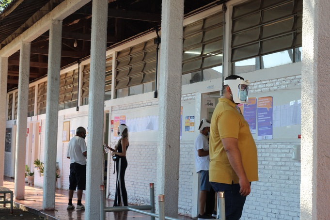 Protocolos sanitários oferecem segurança aos idosos durante a votação, em Ribeirão