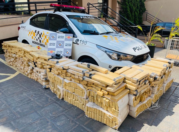 Carro com 825 tabletes de maconha é apreendido em Ribeirão Preto
