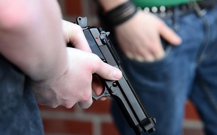 Jovem é surpreendida por ladrões enquanto estava deitada em sua cama