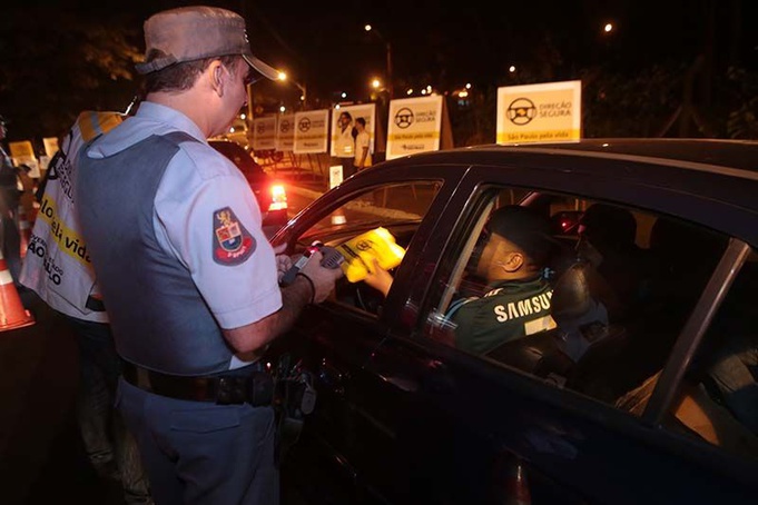 Blitz da Lei Seca autua 25 motoristas em Serrana