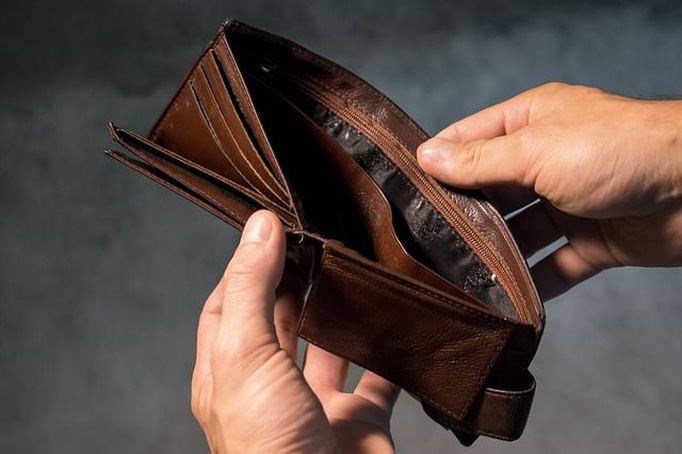 Brasileiro quer juntar dinheiro para pagar dívidas, revela pesquisa