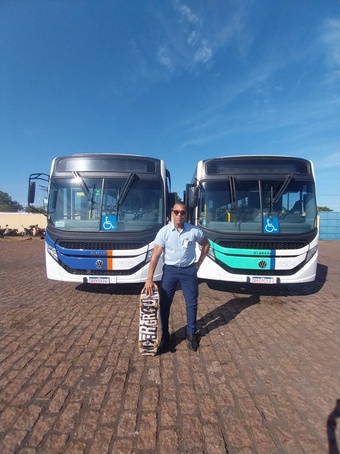 Um skatista no ônibus
