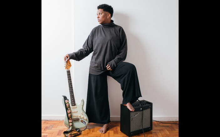 Cantora Mahmundi apresenta turnê Noites Tropicais no Teatro Municipal de Ribeirão Preto