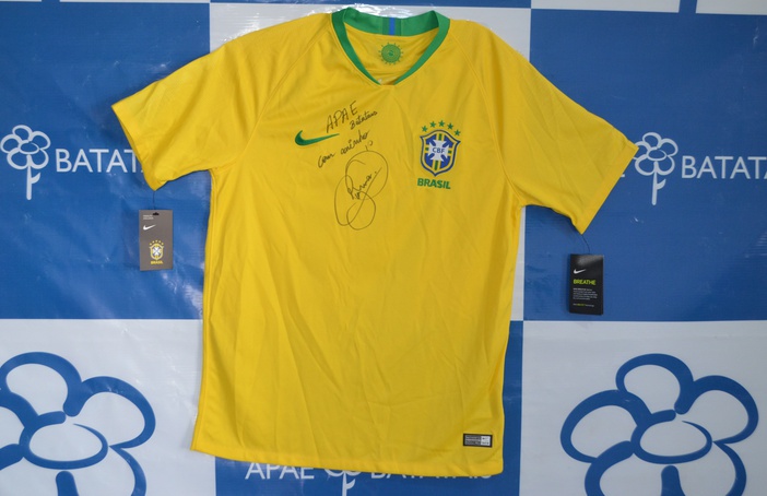 Neymar doa camisa autografada para a APAE Batatais