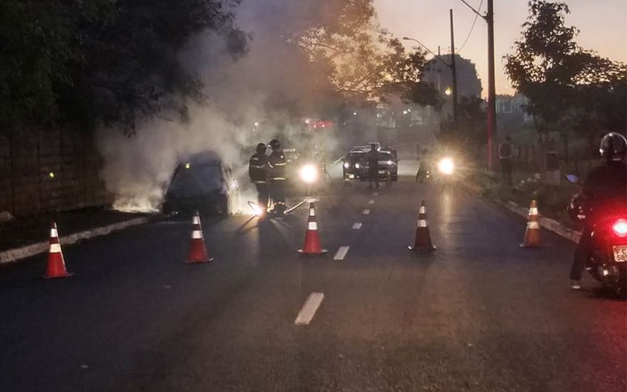 Carro pega fogo na Avenida Barão do Bananal, em Ribeirão Preto