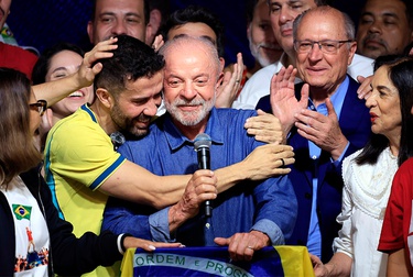 Lula tem crescimento três vezes maior que Flávio Bolsonaro em Ribeirão Preto