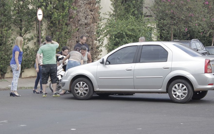 Acidente entre carro e moto deixa uma mulher ferida no Jardim Irajá, em Ribeirão Preto