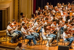 Projeto Tocando a Vida reúne 170 alunos no Theatro Pedro II