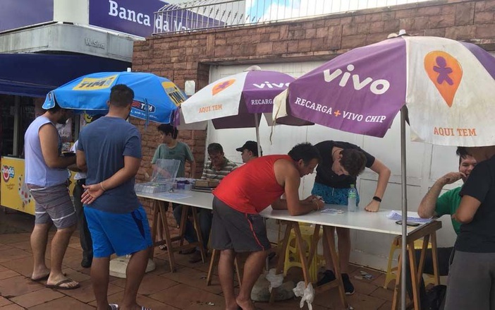 Troca de figurinhas da Copa reúne pessoas de todas as idades em Ribeirão Preto