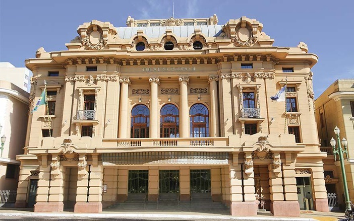 Homem quebra vidros do Theatro Pedro II, em Ribeirão Preto