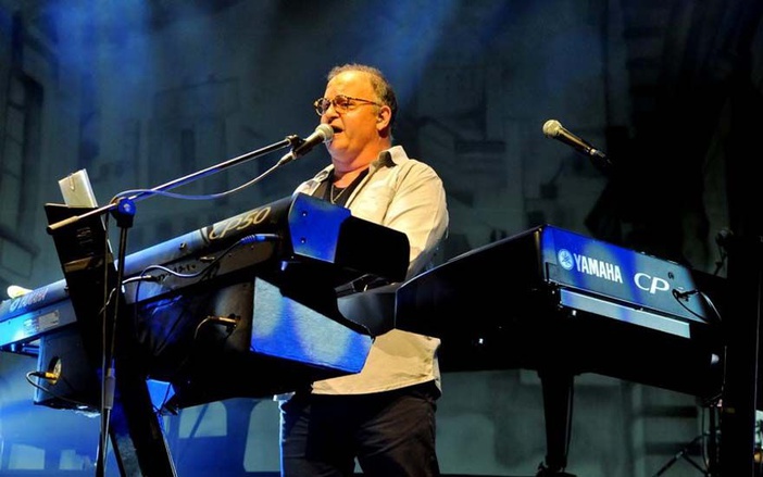 Guilherme Arantes sobe ao palco do Theatro Pedro II