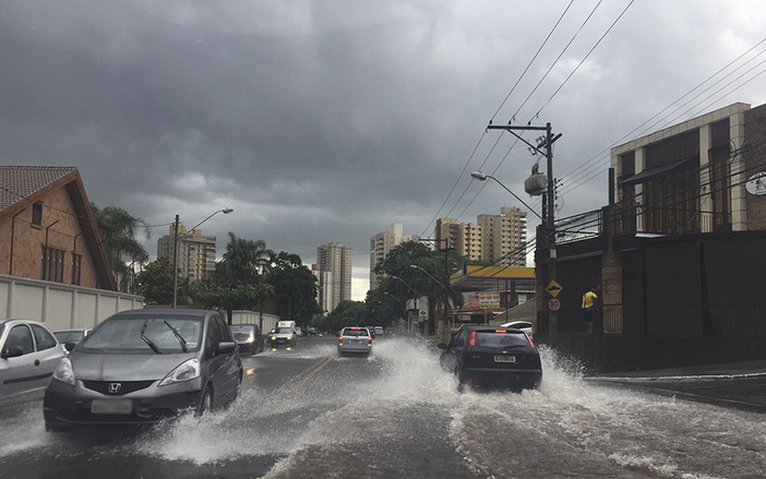 Chuva rápida causa transtornos em Ribeirão Preto