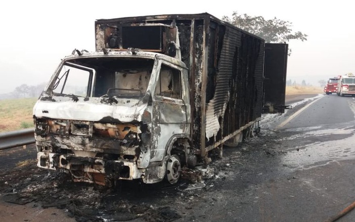 Caminhão baú pega fogo na Rodovia Candido Portinari, região de Ribeirão Preto