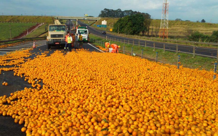 Caminhão carregado de laranjas tomba na BR-251, próximo a Salinas