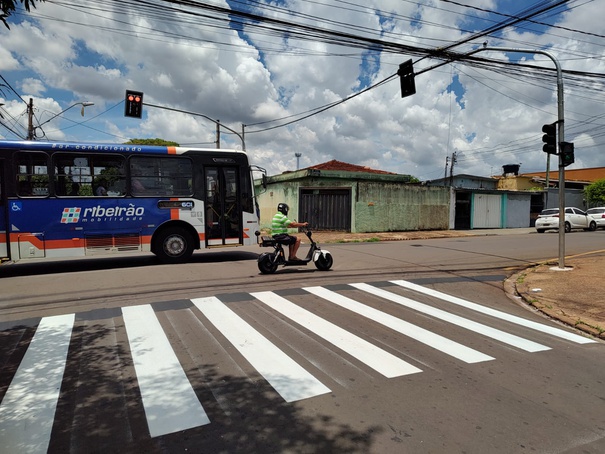 Novos semáforos começam a funcionar no bairro Ipiranga, em Ribeirão Preto