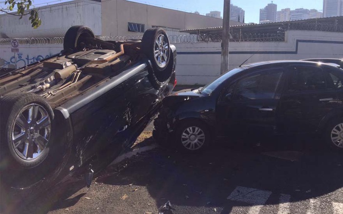 Veículo capota após acidente em Ribeirão Preto, nesta quinta-feira, 11