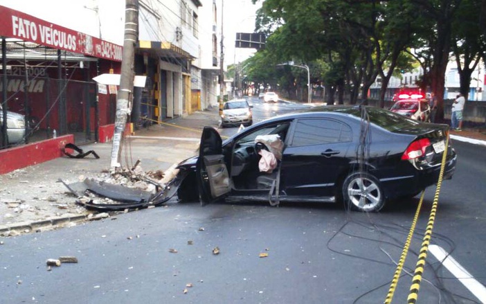 Motorista colide com poste e danifica fiação na Av. Francisco Junqueira