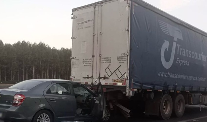 Homem morre e mulher fica gravemente ferida após acidente na Anhanguera