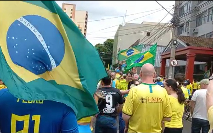 Grupo pede por golpe militar em frente à Sede Regional do Exército, em RP