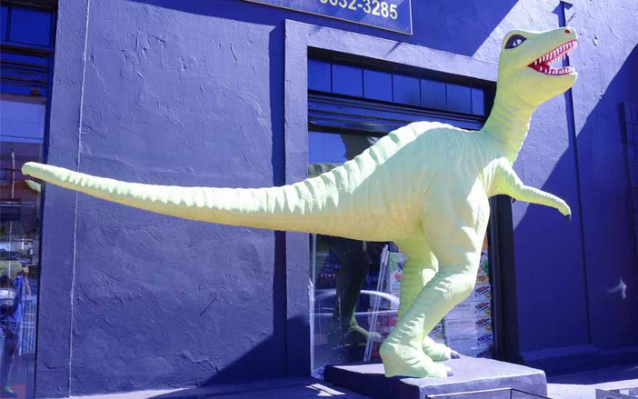 Dinossauro da Avenida Independência passa por reparos