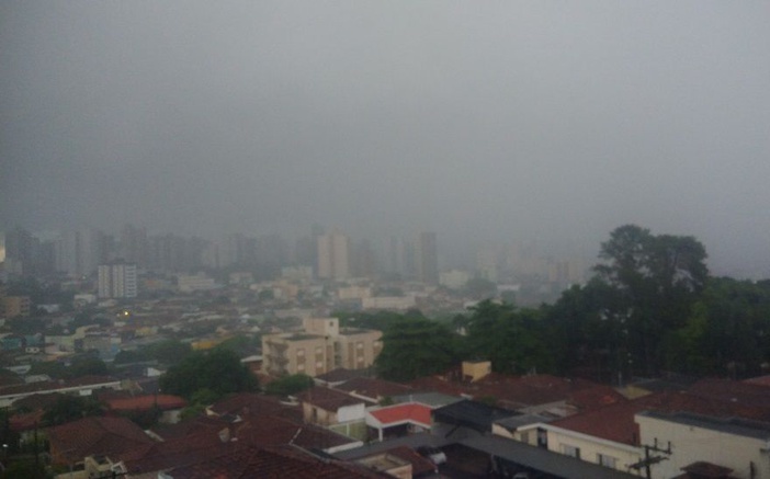 Temporal deixa casas e avenidas debaixo d'água em Ribeirão Preto
