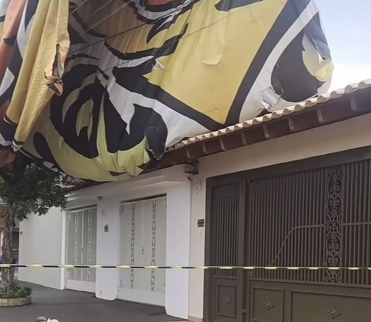Balão cai sobre casa em Ribeirão Preto
