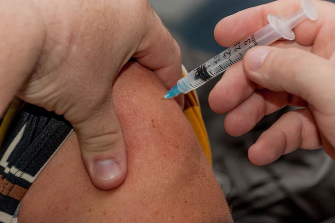 CoronaVac tem eficácia contra Ômicron, mostra estudo preliminar