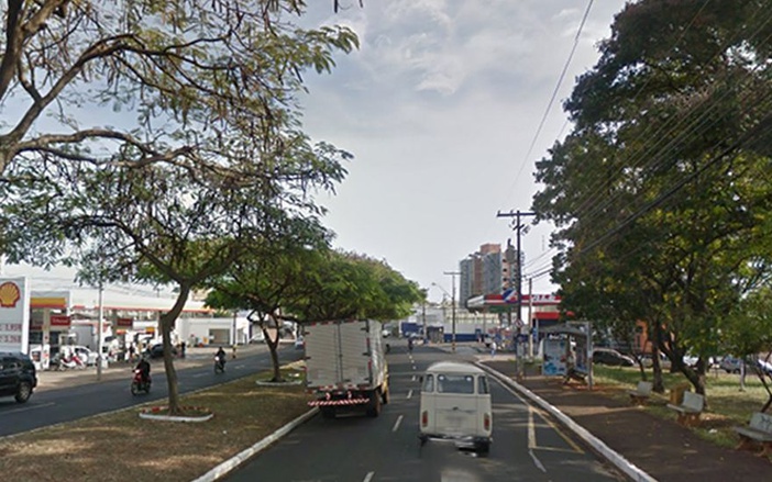 Clientes denunciam briga entre andarilho e funcionários de trailer de lanches