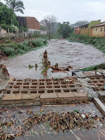 Chuva forte provoca alagamentos e queda de estruturas em Igarapava