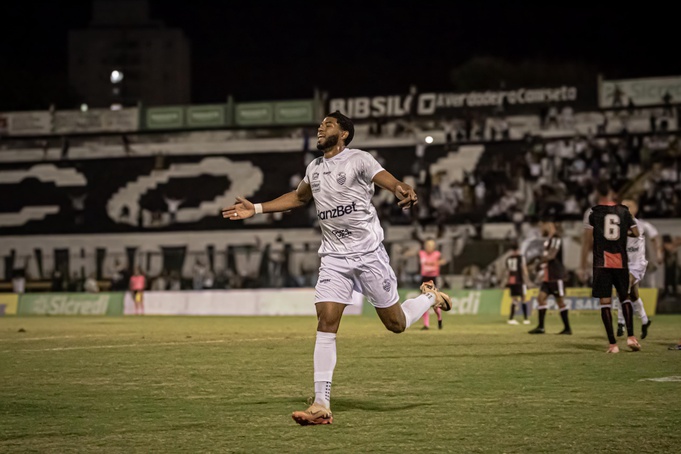 Comercial vence Botafogo, encerra jejum no clássico e mantém liderança na Copa Paulista