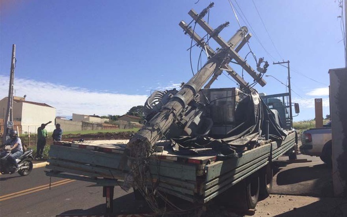 Motorista de caminhão é socorrido após colisão com poste em Ribeirão Preto