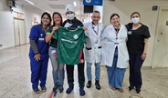 Paciente do HC recebe camisa do Palmeiras autografada pelo elenco