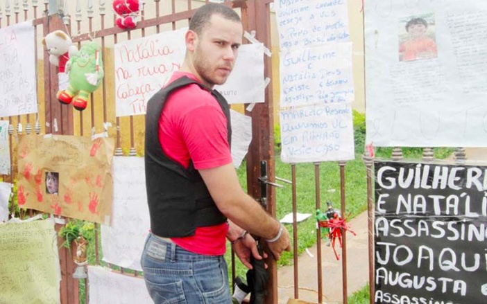 Guilherme Longo desembarca no Brasil acompanhado por policiais federais